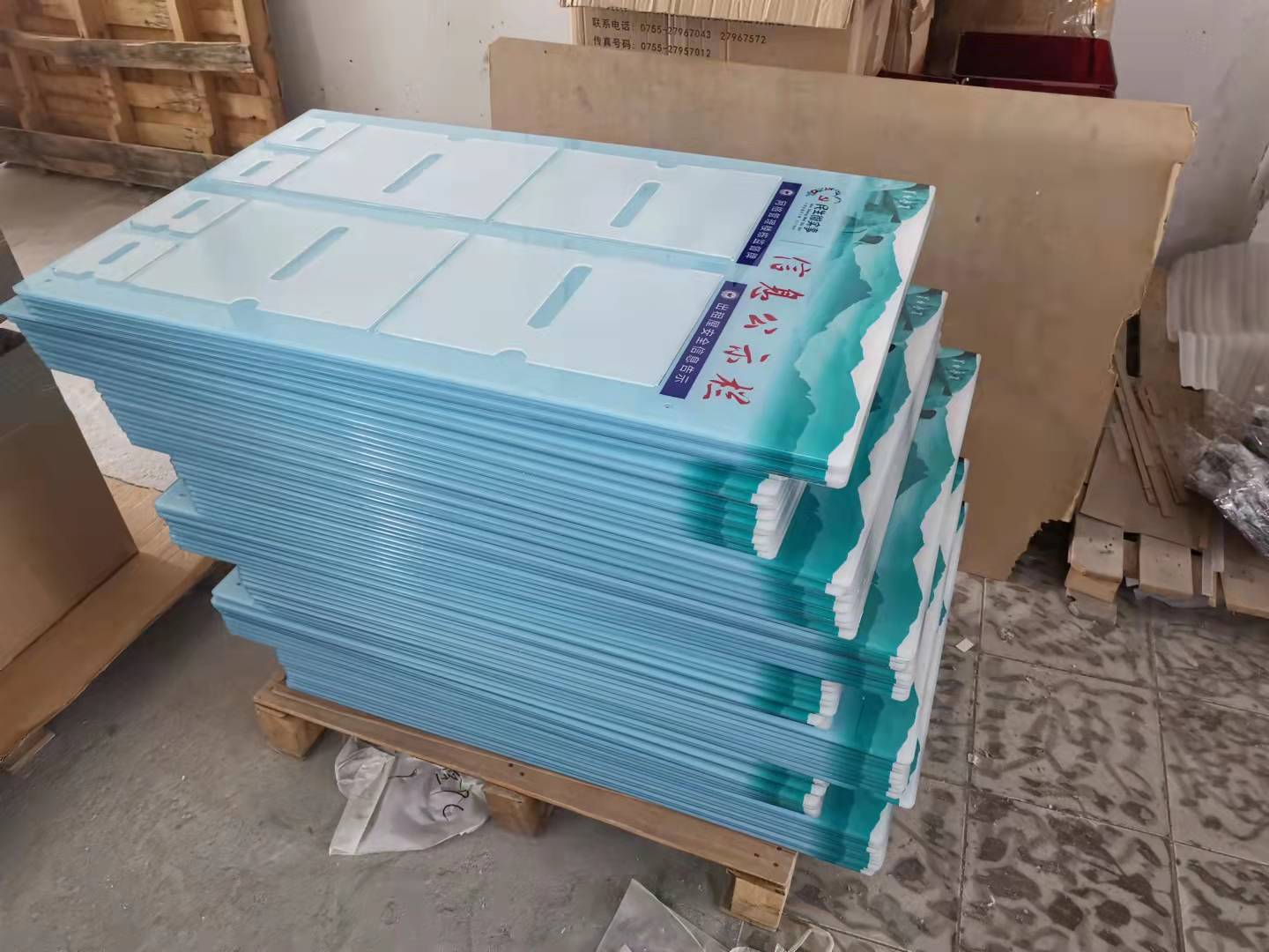 亞克力公告欄為什么會(huì)替代了之前材料而變成標(biāo)識(shí)主流產(chǎn)品